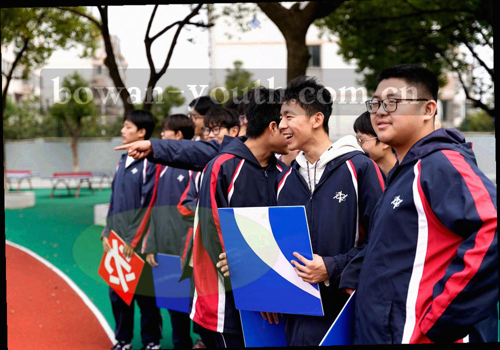 笔记本上手写场次编号与两支球队全称的局部特写